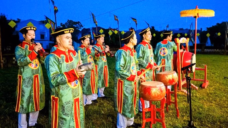 El conjunto de Nha Nhac, expresión del canto ceremonial de la corte imperial de Huế, ataviado con su característica vestimenta tradicional, interpreta melodías ceremoniales.