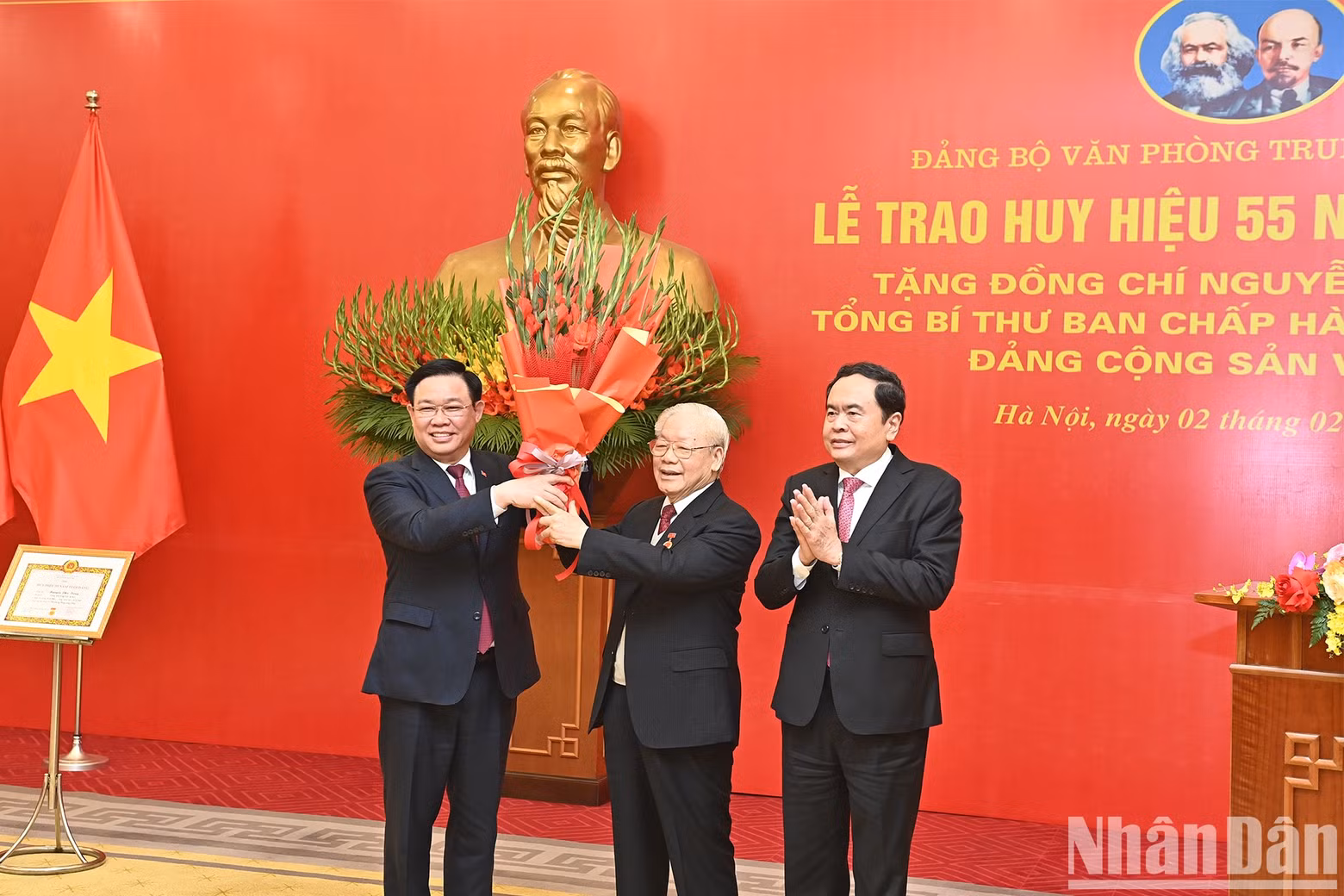 El presidente de la Asamblea Nacional (AN), Vuong Dinh Hue, y el vicepresidente permanente de la AN, Tran Thanh Man, congratulan al secretario general del PCV, Nguyen Phu Trong.