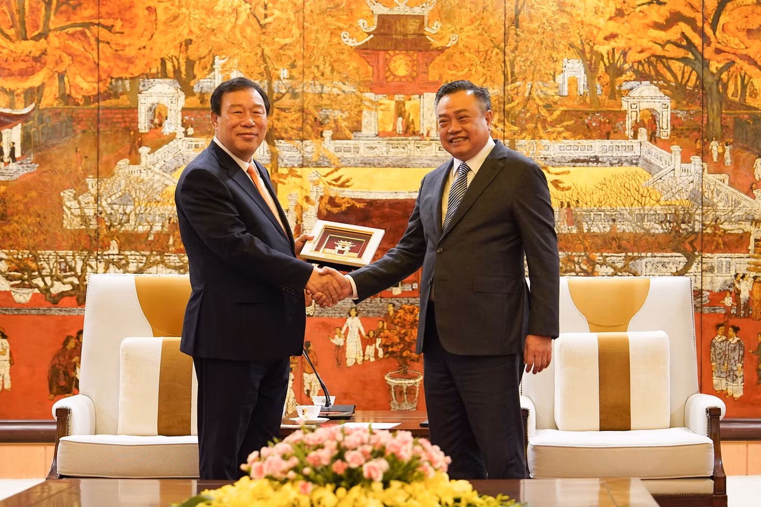 El presidente del Comité Popular de Hanói, Tran Sy Thanh (derecha), entrega recuerdos de Hanói a la delegación de la ciudad de Sejong. (Foto: hanoimoi.vn)