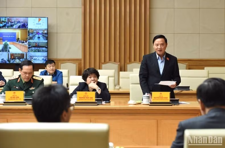 El vicepresidente de la Asamblea Nacional, Nguyen Khac Dinh, interviene en la reunión.