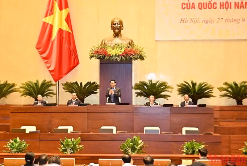 El presidente de la AN, Vuong Dinh Hue, y los delegados en la conferencia.