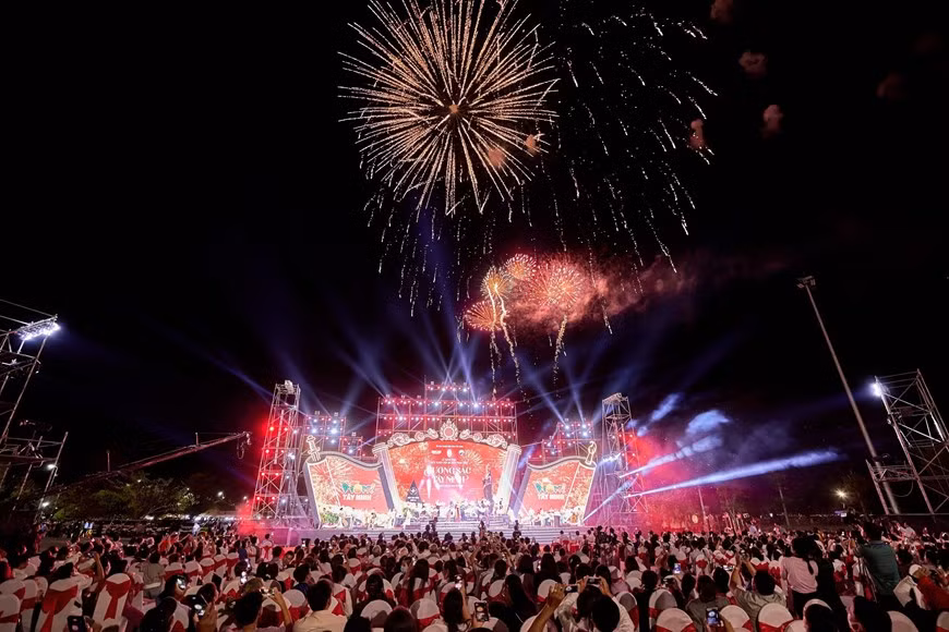 Numerosos turistas llegan al lugar para contemplar los fuegos artificiales en la inauguración del Festival de la Primavera en la montaña Ba Den. (Fotografía: VNA)
