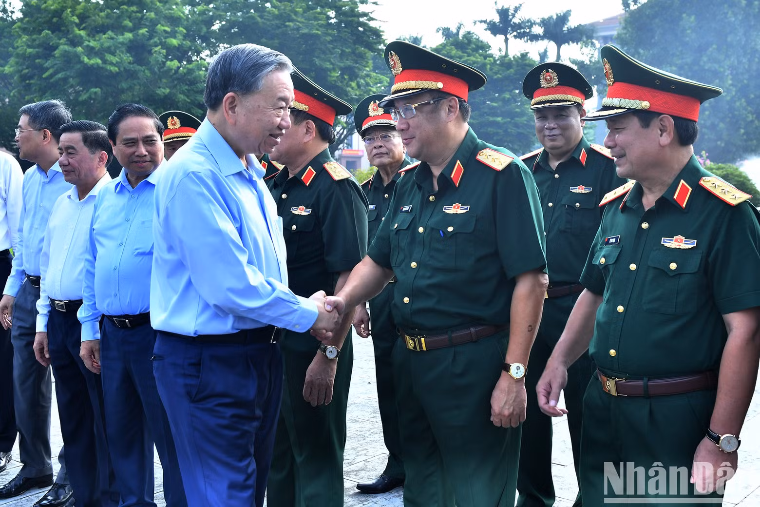 To Lam, quien también es secretario del Comité partidista de la Comisión Militar Central, y los delegados.
