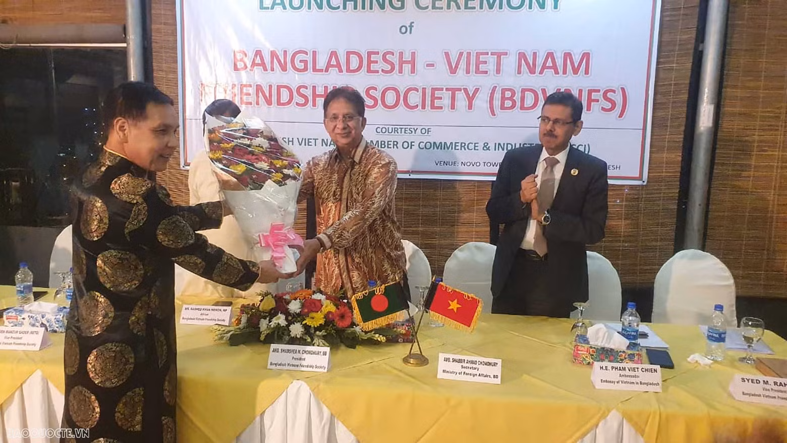 El embajador de Vietnam en Bangladesh, Pham Viet Chien, entrega flores para felicitar al presidente de la Amistad Bangladesh-Vietnam, Shamsher M. Chowdhury, BB.