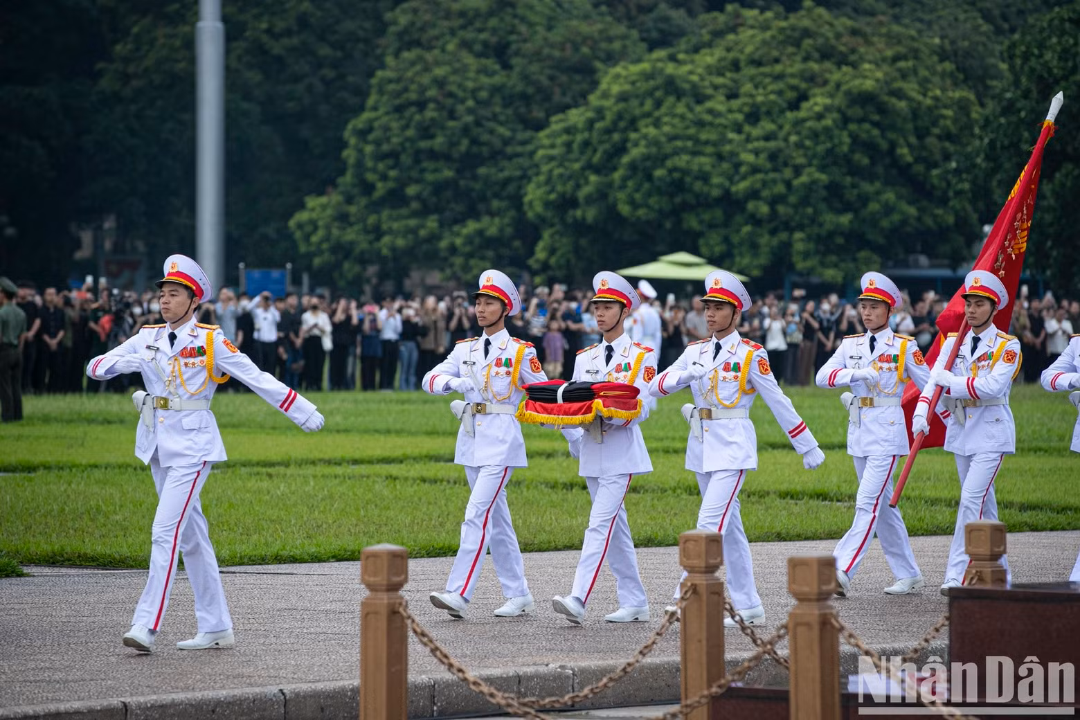 Ceremonia de izamiento de bandera nacional a media asta en duelo nacional por deceso del secretario general Nguyen Phu Trong ảnh 1