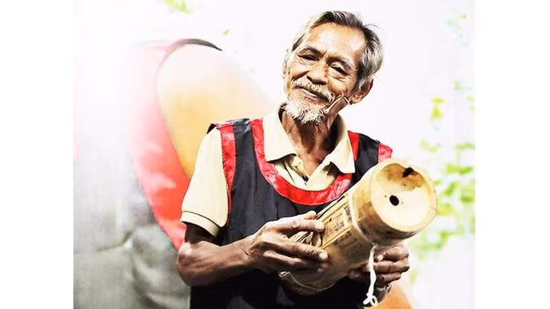 El artesano de élite Chamaléa Au, de la etnia Raglai y la citara Chapi, instrumento musical tradicional de ese pueblo étnico. El artesano de élite Chamaléa Au, de la etnia Raglai y la citara Chapi, instrumento musical tradicional de ese pueblo étnico.