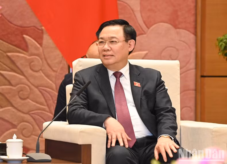 El presidente de la AN, Vuong Dinh Hue, habla en el encuentro.