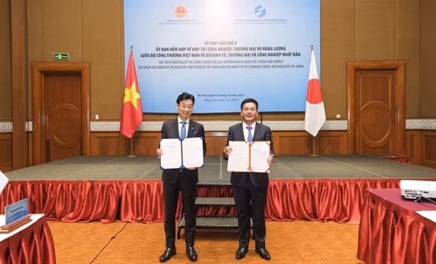El ministro de Industria y Comercio de Vietnam, Nguyen Hong Dien, y el titular de Economía, Comercio e Industria de Japón, Nishimura Yasutoshi. (Foto: el Ministerio de Industria y Comercio) El ministro de Industria y Comercio de Vietnam, Nguyen Hong Dien, y el titular de Economía, Comercio e Industria de Japón, Nishimura Yasutoshi. (Foto: el Ministerio de Industria y Comercio)