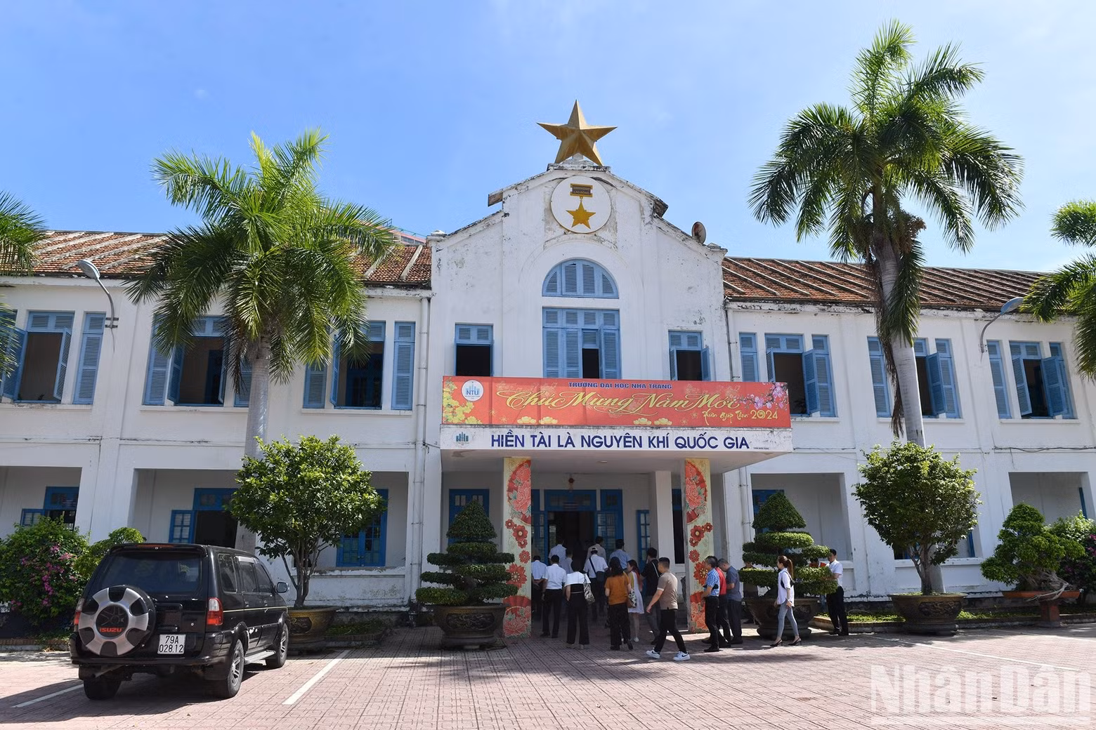 El mismo día, la delegación de Nhan Dan visitó y entregó obsequios a la Universidad de Nha Trang.