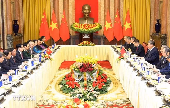 El presidente vietnamita, Luong Cuong, mantiene conversaciones con el secretario general del Partido Comunista y presidente de China, Xi Jinping. (Foto: VNA)