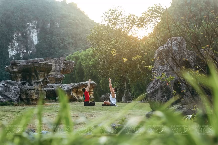 Visitantes disfrutan del aire fresco en la zona de ecoturismo de Thung Nham. (Fuente: VNA)
