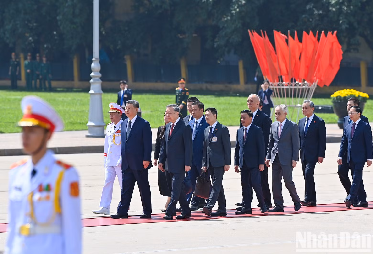 El secretario general del Partido Comunista de Vietnam, To Lam, y el secretario general del Partido Comunista de China y presidente de ese país, Xi Jinping, junto con otros dirigentes de los dos países, rindieron homenaje al Presidente Ho Chi Minh. El secretario general del Partido Comunista de Vietnam, To Lam, y el secretario general del Partido Comunista de China y presidente de ese país, Xi Jinping, junto con otros dirigentes de los dos países, rindieron homenaje al Presidente Ho Chi Minh.