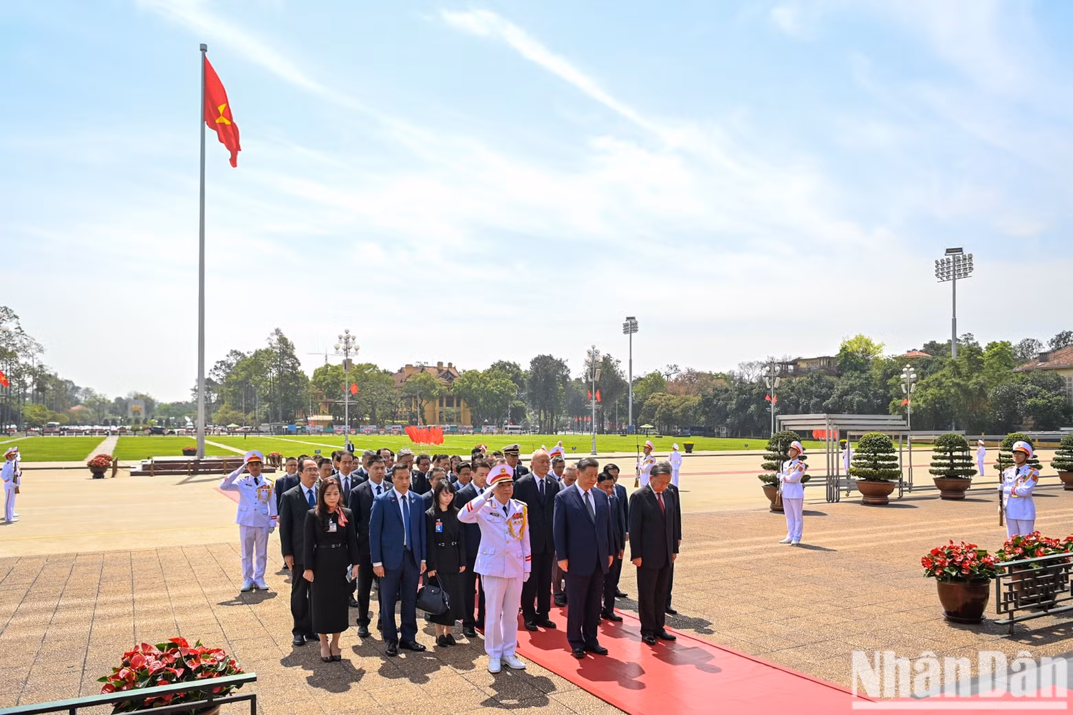 El secretario general del Partido Comunista de Vietnam, To Lam, y el secretario general del Partido Comunista de China y presidente de ese país, Xi Jinping, junto con otros dirigentes de los dos países, homenajean al Presidente Ho Chi Minh. El secretario general del Partido Comunista de Vietnam, To Lam, y el secretario general del Partido Comunista de China y presidente de ese país, Xi Jinping, junto con otros dirigentes de los dos países, homenajean al Presidente Ho Chi Minh.