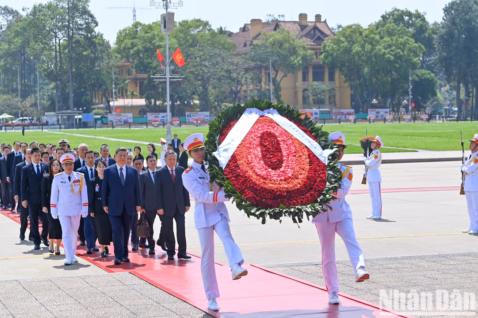 El secretario general del Partido Comunista de Vietnam, To Lam, y el secretario general del Partido Comunista de China y presidente de ese país, Xi Jinping, depositan ofrendas florales en homenaje al Presidente Ho Chi Minh. El secretario general del Partido Comunista de Vietnam, To Lam, y el secretario general del Partido Comunista de China y presidente de ese país, Xi Jinping, depositan ofrendas florales en homenaje al Presidente Ho Chi Minh.