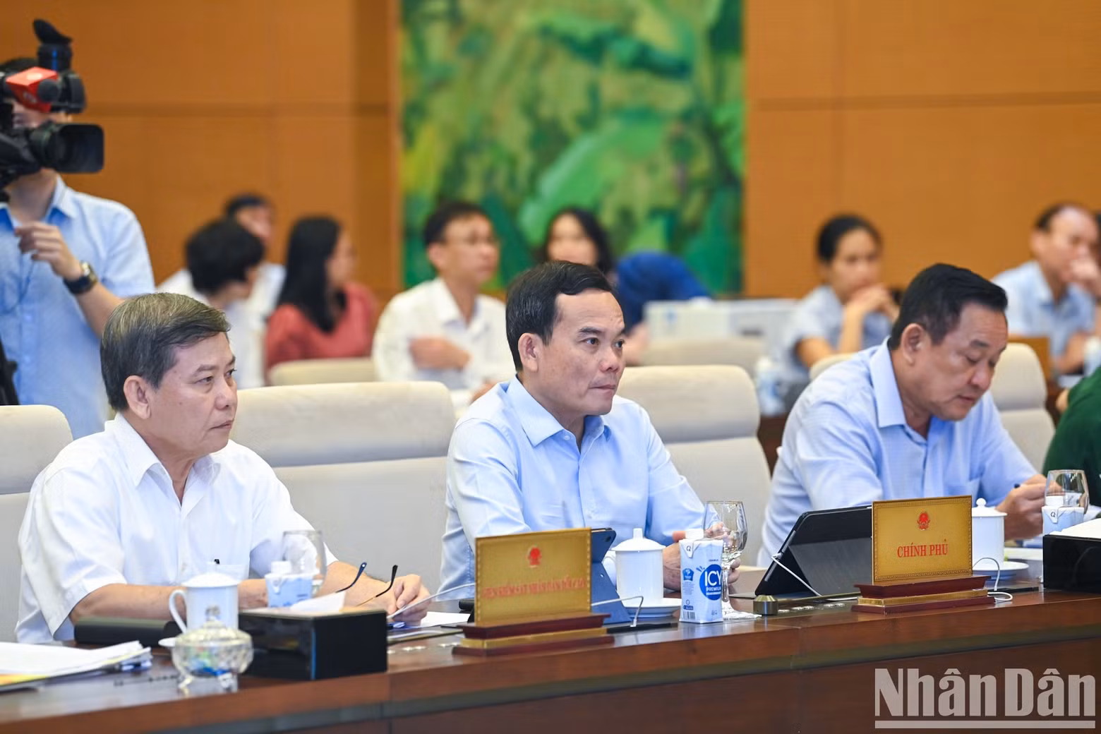El viceprimer ministro Tran Luu Quang, el director de la Fiscalía Popular Suprema Le Minh Tri y los delegados.