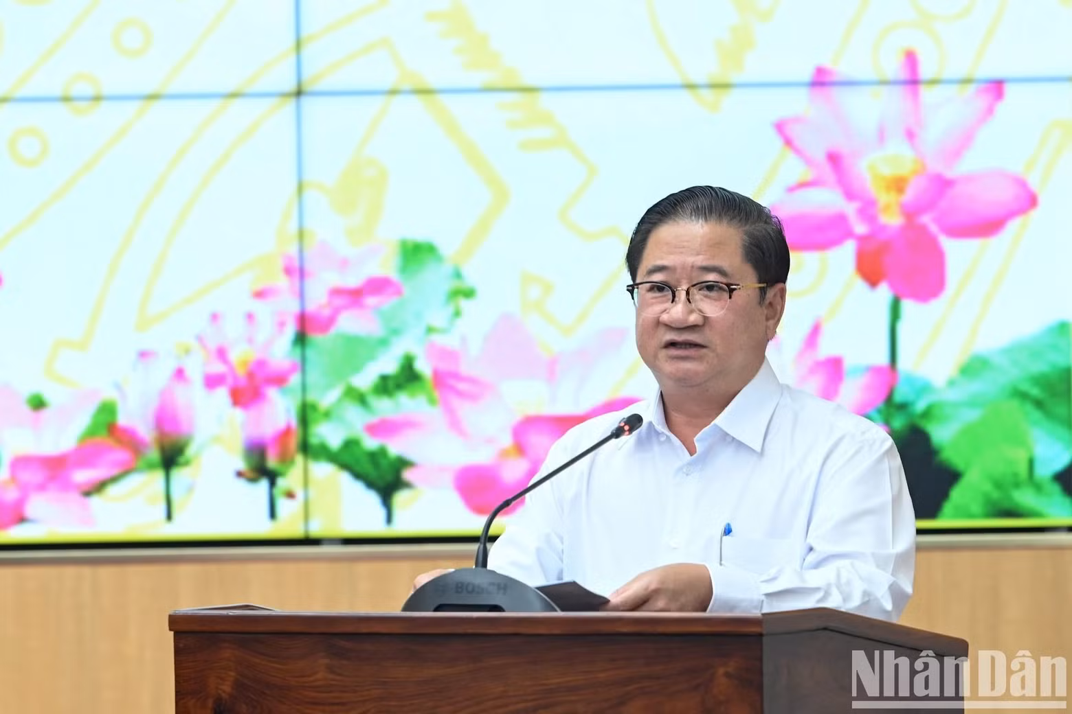 El presidente del Comité Popular de Can Tho, Tran Viet Truong, presenta un informe en la reunión. El presidente del Comité Popular de Can Tho, Tran Viet Truong, presenta un informe en la reunión.