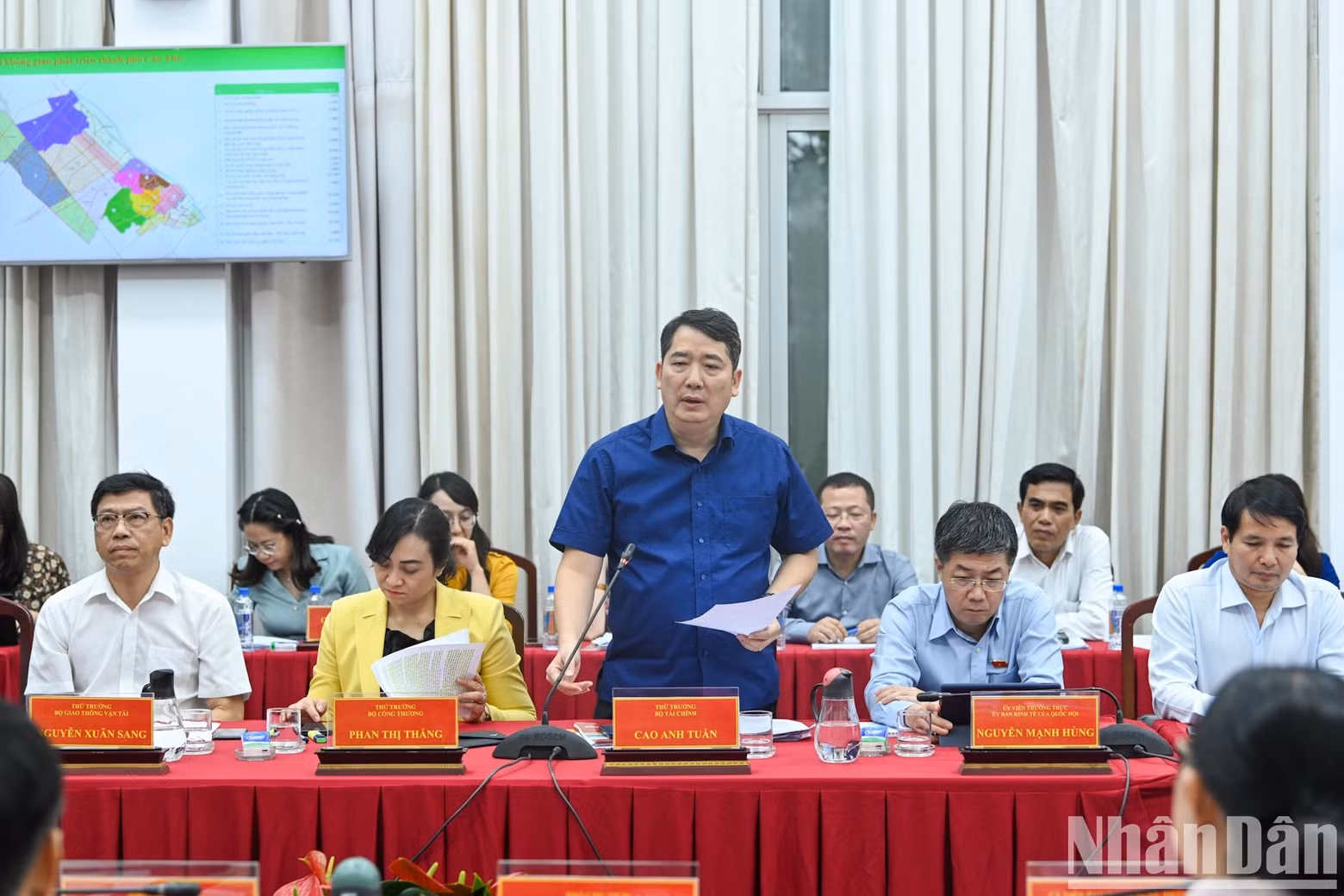 El viceministro de Finanzas Cao Anh Tuan habla en la reunión. El viceministro de Finanzas Cao Anh Tuan habla en la reunión.