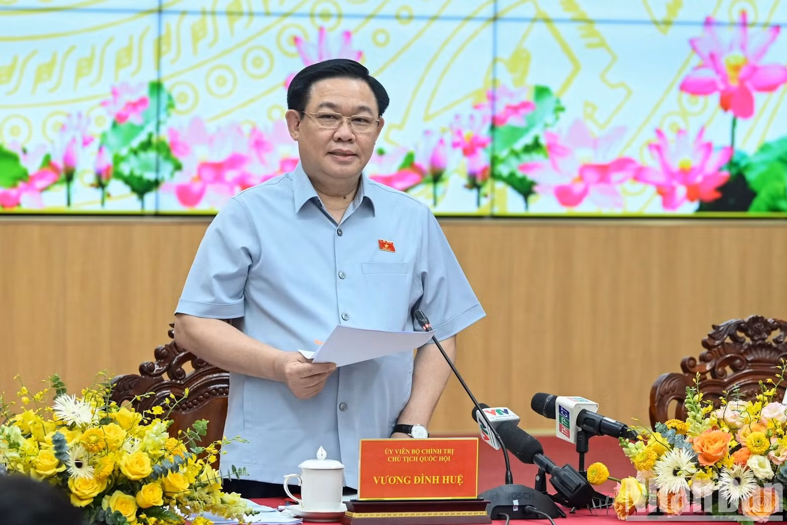 El presidente de la AN, Vuong Dinh Hue, pronuncia el discurso de clausura de la reunión. El presidente de la AN, Vuong Dinh Hue, pronuncia el discurso de clausura de la reunión.