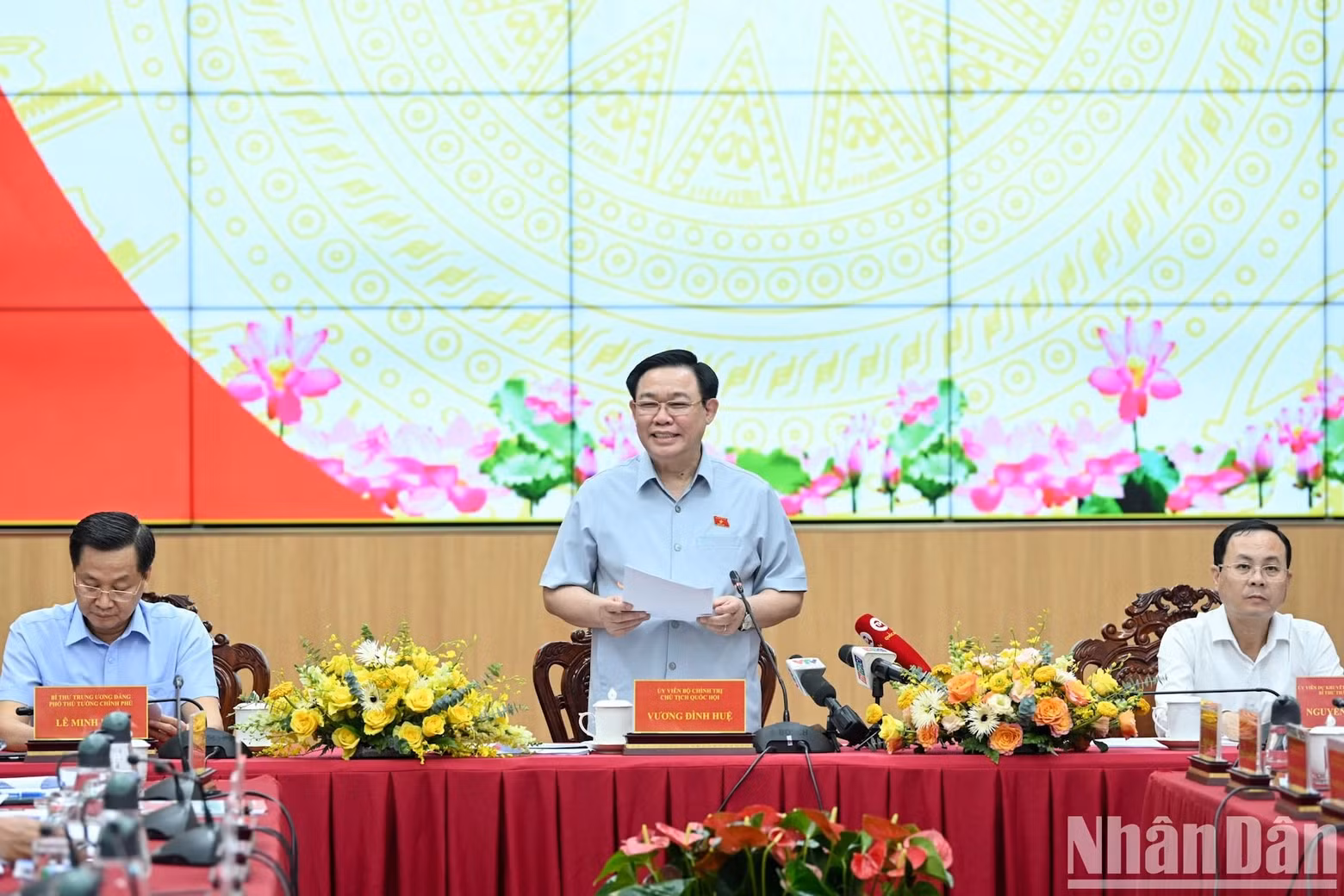 El presidente de la AN, Vuong Dinh Hue, interviene en la cita. El presidente de la AN, Vuong Dinh Hue, interviene en la cita.