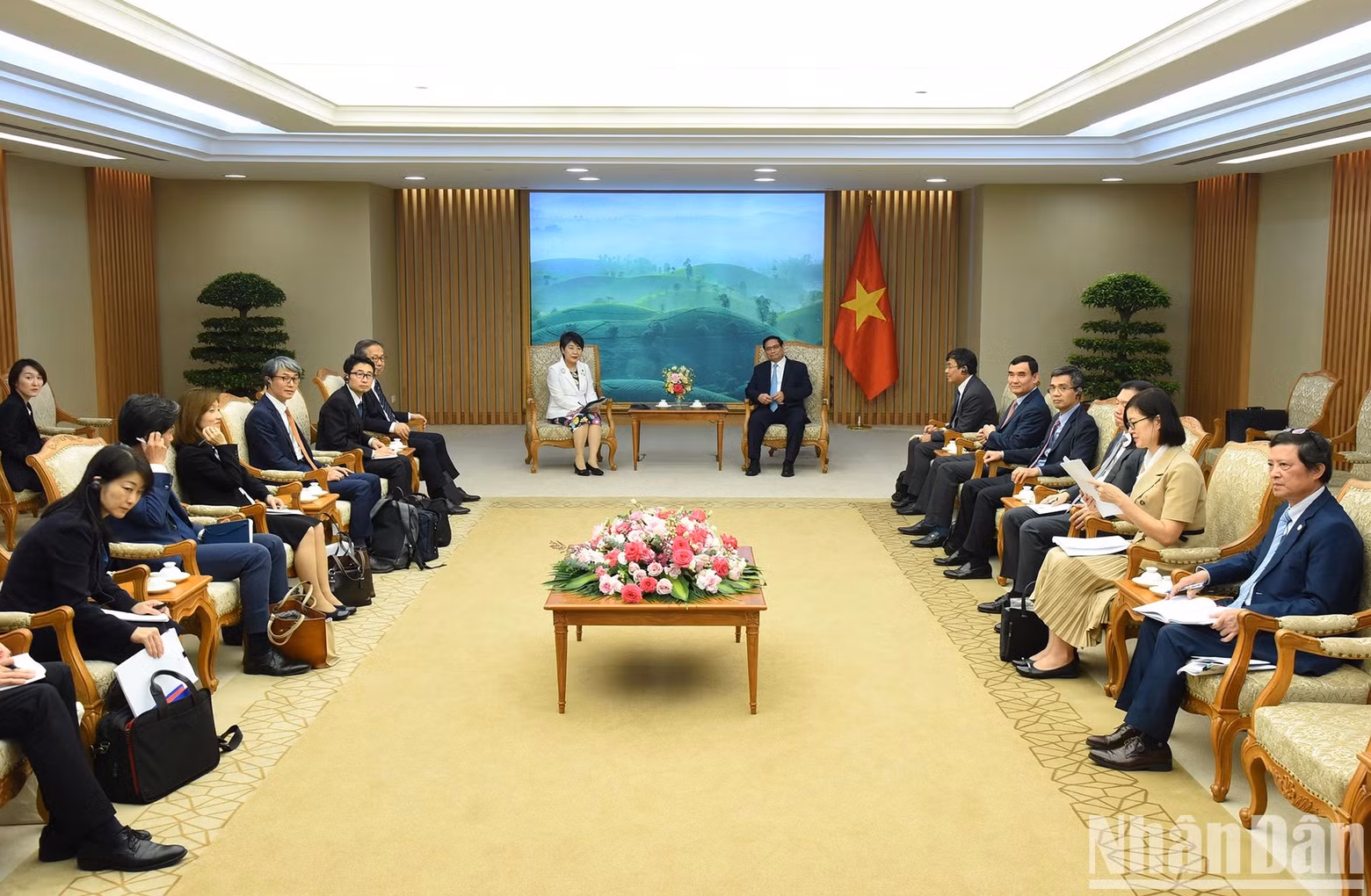 El primer ministro Pham Minh Chinh y la ministra de Asuntos Exteriores de Japón, Kamikawa Yoko, junto con los miembros de la delegación japonesa en la cita.