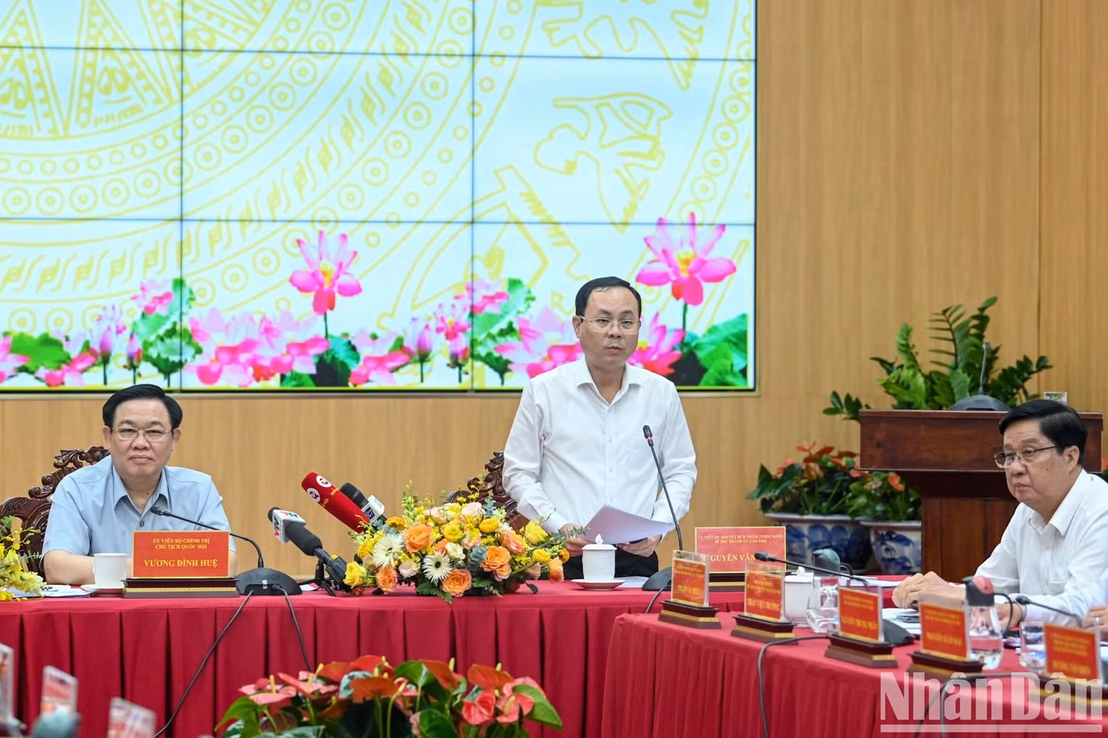 El secretario del Comité del PCV en Can Tho, Nguyen Van Hieu, habla en la reunión. El secretario del Comité del PCV en Can Tho, Nguyen Van Hieu, habla en la reunión.