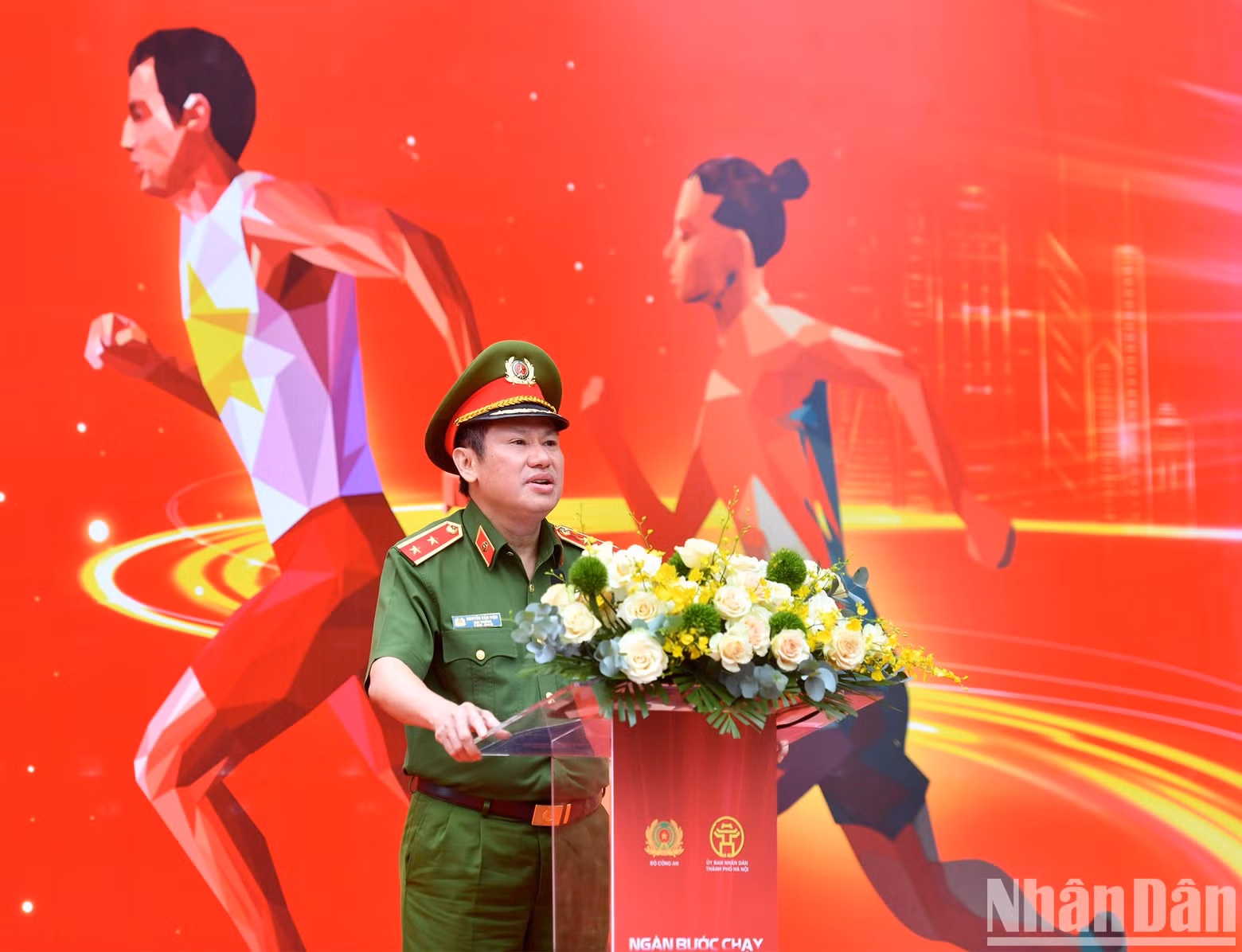 El teniente general Nguyen Van Vien, director del Departamento de Policía de Investigación de Delitos de Drogas, del Ministerio de Seguridad Pública, pronuncia el discurso de apertura de la carrera. El teniente general Nguyen Van Vien, director del Departamento de Policía de Investigación de Delitos de Drogas, del Ministerio de Seguridad Pública, pronuncia el discurso de apertura de la carrera.