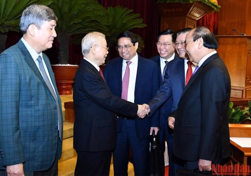 El secretario general del PCV, Nguyen Phu Trong y los dirigentes del Partido y del Estado en la cita.