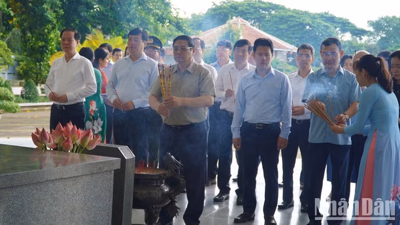 El primer ministro Pham Minh Chinh ofrece inciensos en la tumba del padre del presidente Ho Chi Minh.
