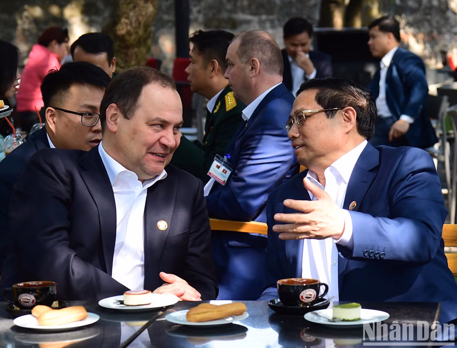 Los dos primeros ministros conversan mientras toman café vietnamita en la cafetería situada al pie de la Torre de Bandera de Hanói, en la calle Dien Bien Phu. Los dos primeros ministros conversan mientras toman café vietnamita en la cafetería situada al pie de la Torre de Bandera de Hanói, en la calle Dien Bien Phu.