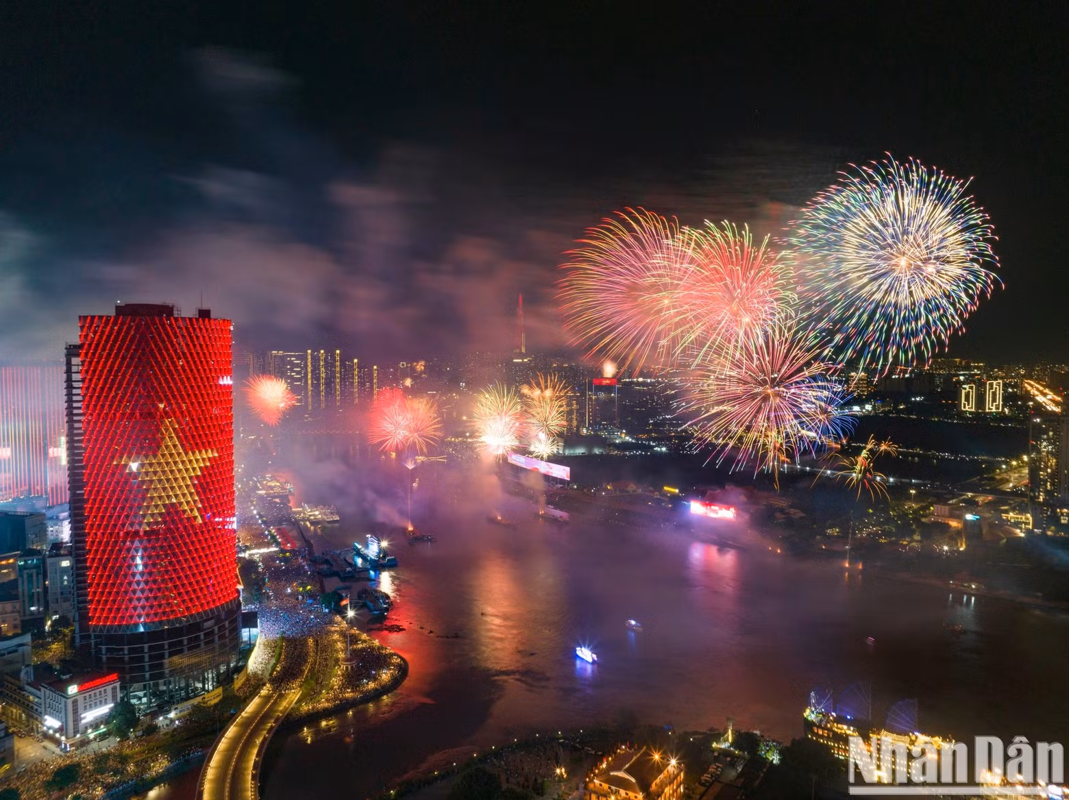 Los fuegos artificiales iluminan la mayor sureña urbe vietnamita en la noche del 30 de abril, en conmemoración de cinco décadas de Reunificación nacional.