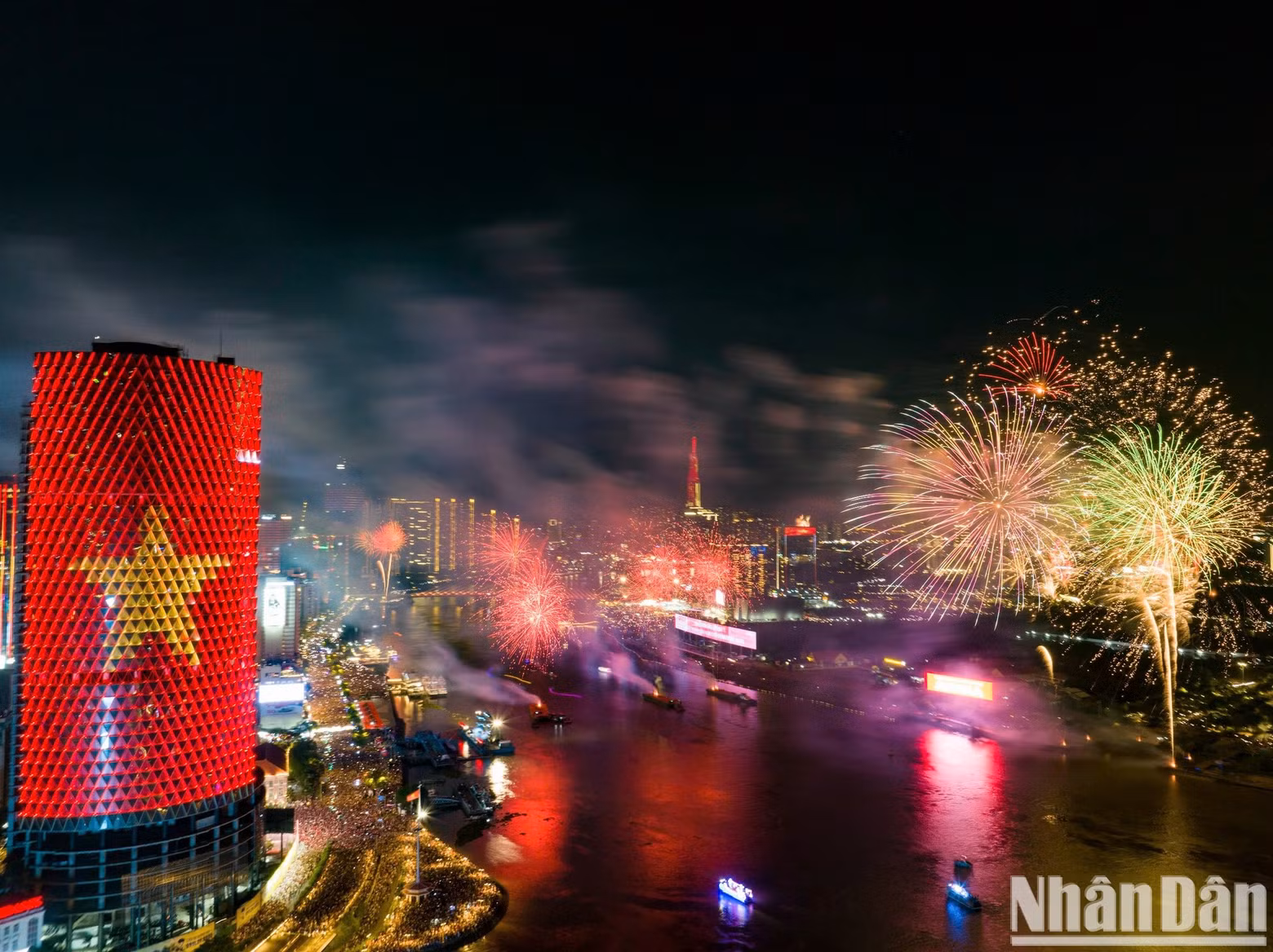 Durante quince minutos, el cielo nocturno de Ciudad Ho Chi Minh resplandece con un vibrante espectáculo pirotécnico.