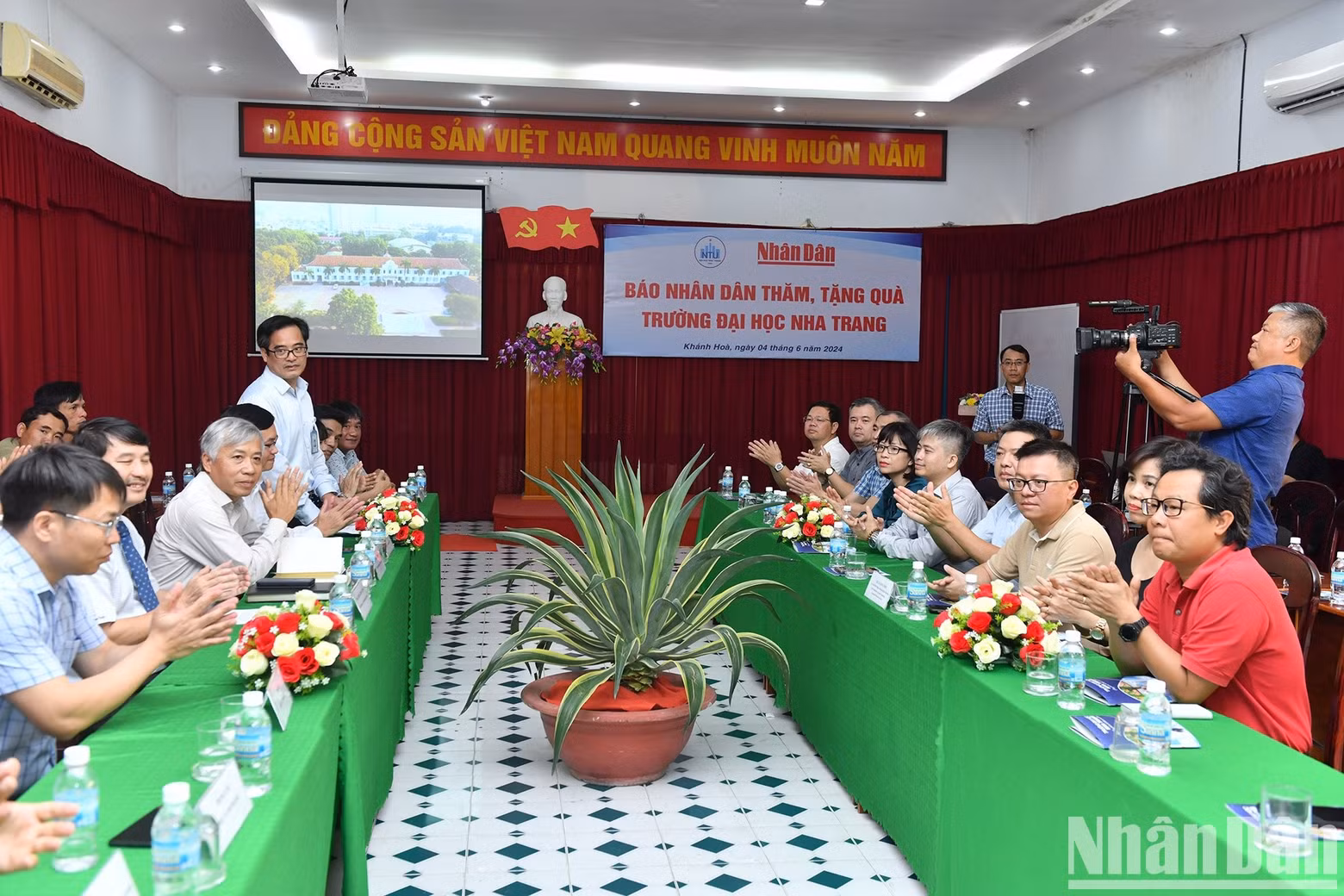 En el encuentro entre representantes de Nhan Dan y de la Universidad de Nha Trang.