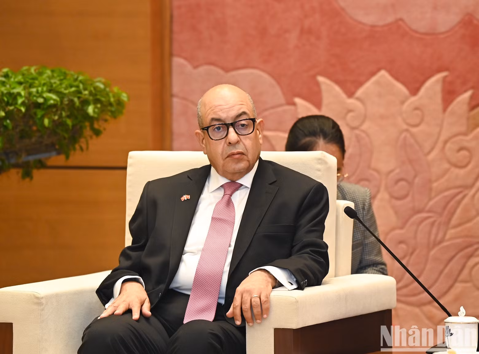 El secretario general de la Cámara de Representantes de Marruecos y presidente de la Asociación Mundial de Secretarios Generales de los Parlamentos, Najib El Khadi, habla en la reunión.