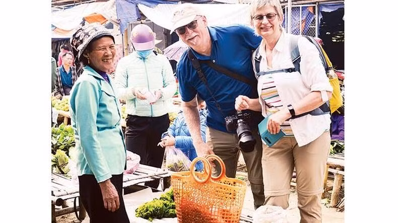 Turistas extranjeros muestran su gusto al recorrer la plaza.