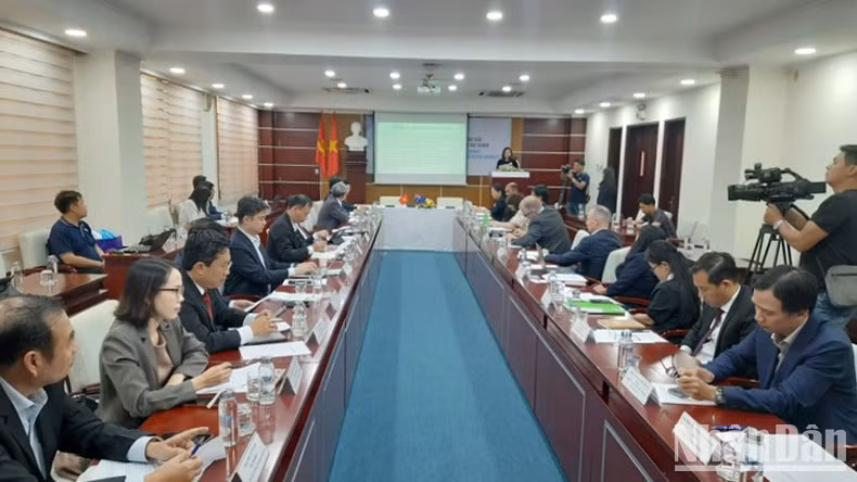 En la ceremonia de firma. En la ceremonia de firma.