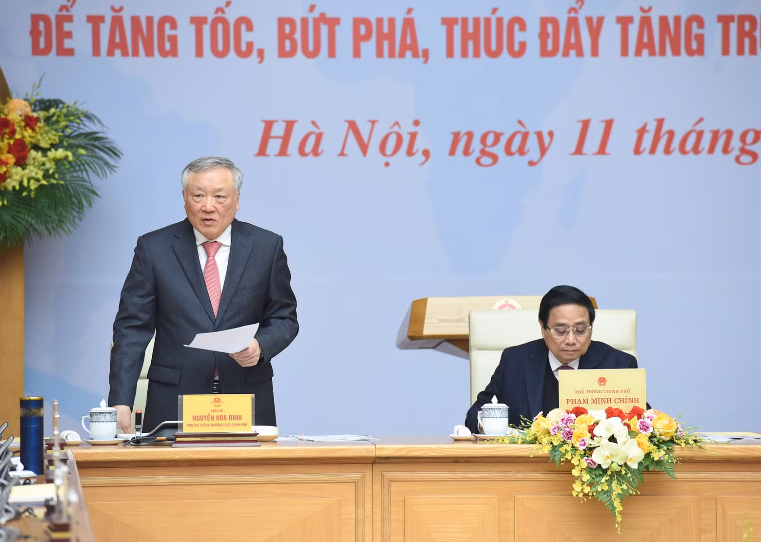 El viceprimer ministro ejecutivo Nguyen Hoa Binh modera la reunión.
