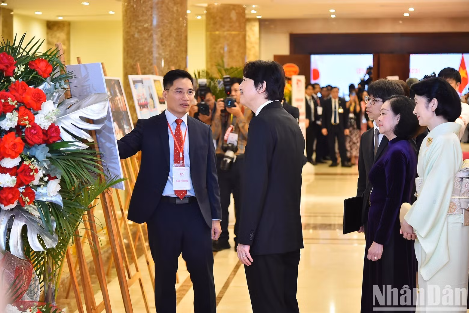 La miembro del Buró Político y permanente del Secretariado del Comité Central del Partido Comunista de Vietnam, Truong Thi Mai, junto con el príncipe heredero Akishino y la princesa Kiko visitan la exposición al margen del evento.