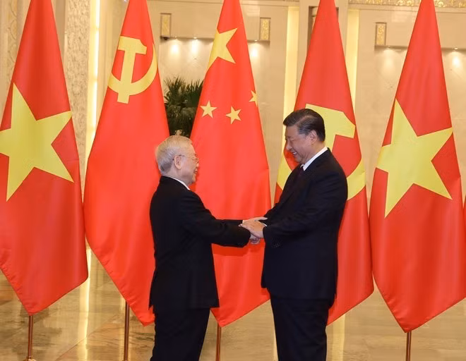 El secretario general del Partido Comunista y presidente de China, Xi Jinping, recibe al secretario general del Partido Comunista de Vietnam, Nguyen Phu Trong, durante su visita de Estado al país vecino (Pekín, el 31 de octubre de 2022). (Foto: Tri Dung-VNA)