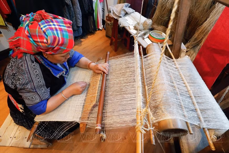 La mayoría de la gente aquí usa ropa tradicional bordada con lino y con patrones decorativos por el método de pintura con cera de abeja, teñido de índigo combinado con bordado e injerto de tela. (Foto: Revista Ilustrada de Vietnam)