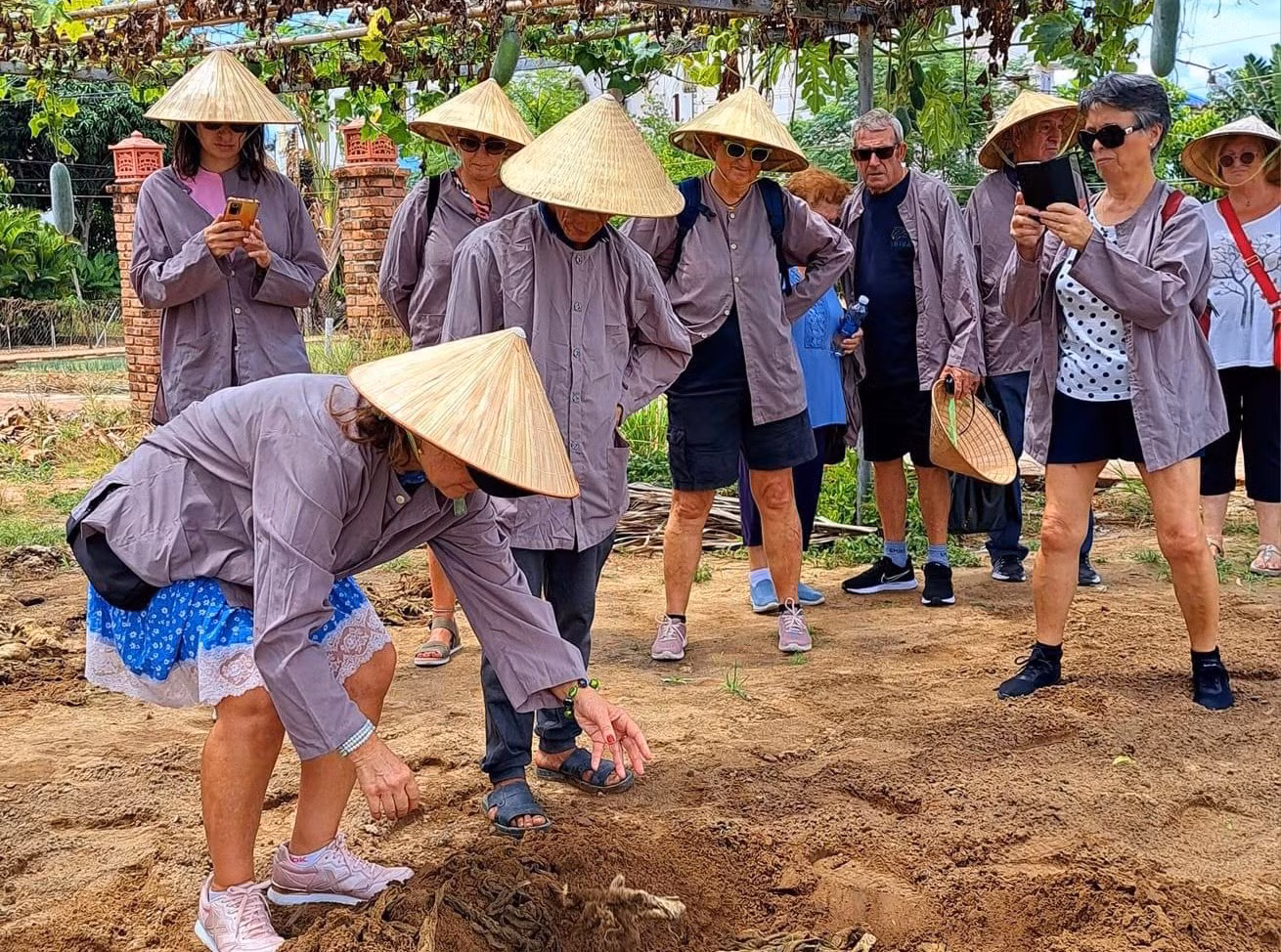 T Los turistas del país ibérico trabajan como agricultores y, fascinados por los surcos de lechuga, albahaca, cebolla, cilantro, no quieren abandonar el lugar. T Los turistas del país ibérico trabajan como agricultores y, fascinados por los surcos de lechuga, albahaca, cebolla, cilantro, no quieren abandonar el lugar.