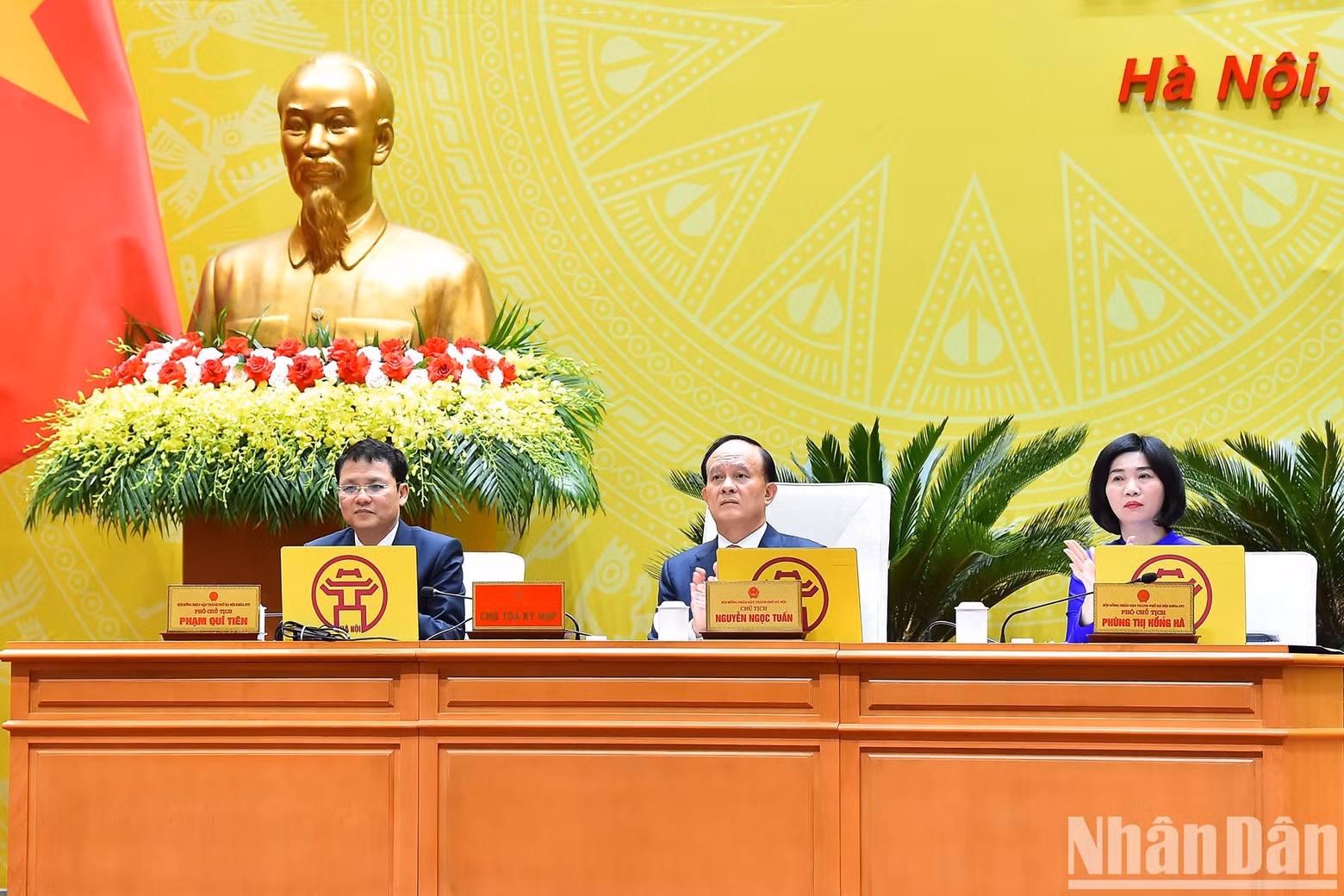 El presidente del Consejo Popular de Hanói, Nguyen Ngoc Tuan, y los vicetitulares de este órgano moderan la reunión.