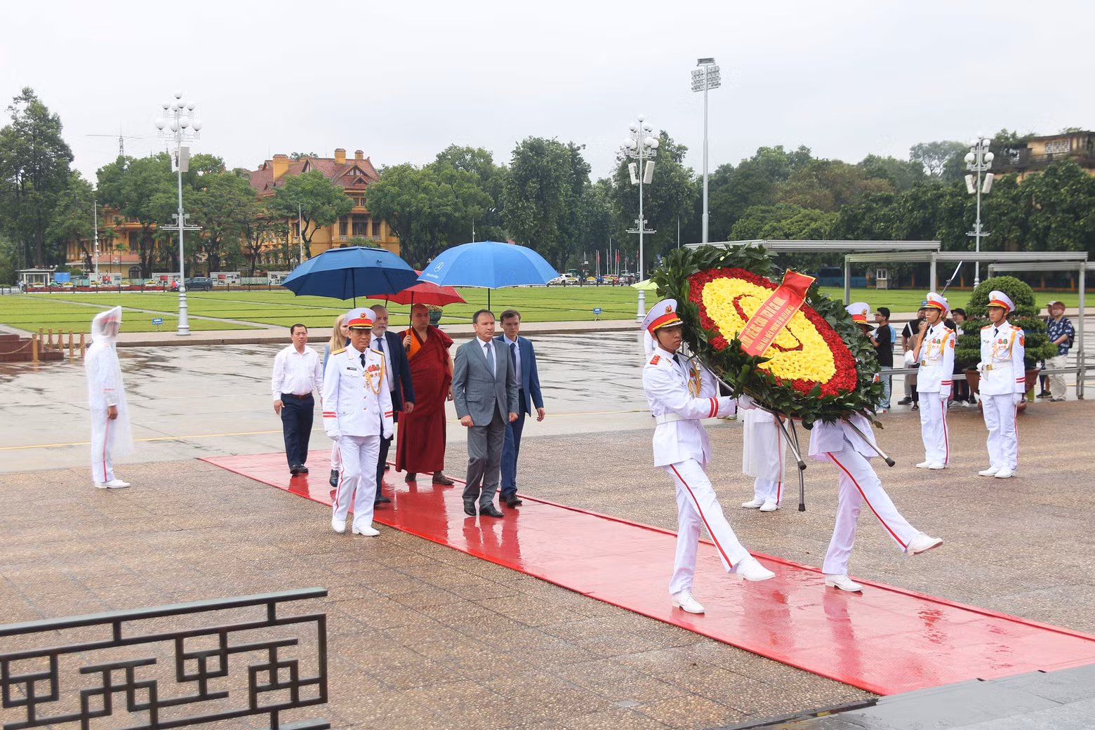 La delegación de la Cámara Social de Rusia visita el mausoleo del Presidente Ho Chi Minh. (Foto: daidoanket.vn)