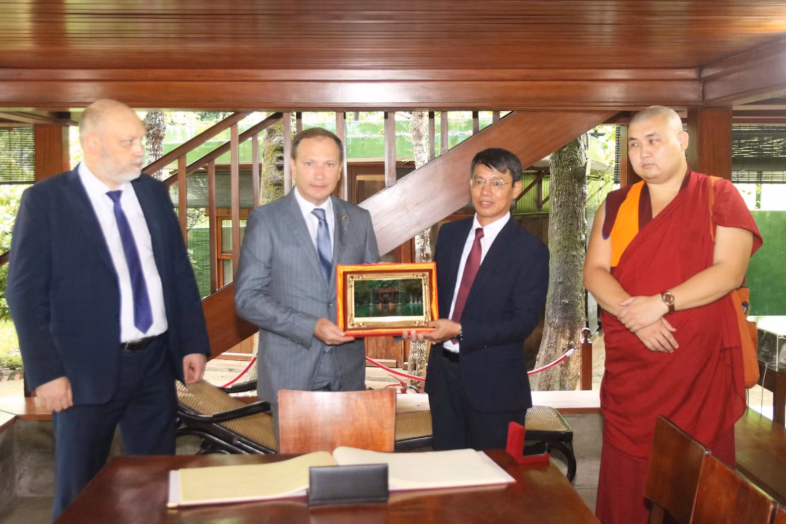Representante de la junta directiva de la zona de reliquia dedicada al Presidente Ho Chi Minh entrega recuerdos a la delegación rusa. (Foto: daidoanket.vn)