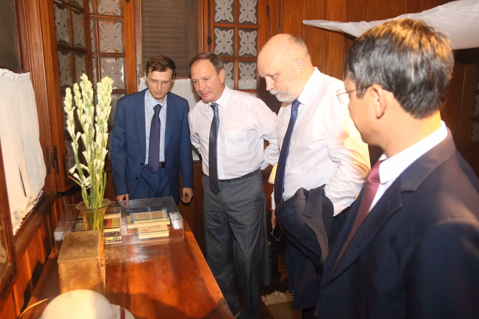 La delegación visita la casa sobre pilotes del Presidente Ho Chi Minh en la zona de reliquia. (Foto: daidoanket.vn)