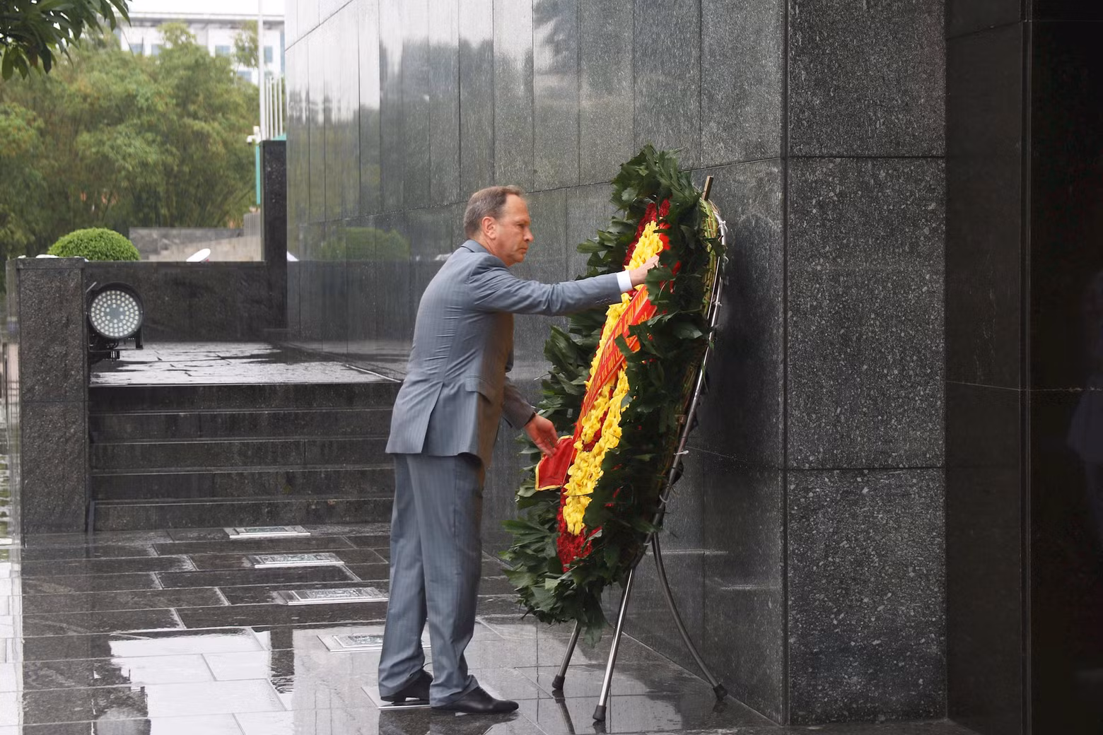 El vicepresidente de la Cámara Social de Rusia, Alexander Shkolnik, deposita una ofrenda floral en el Mausoleo de Ho Chi Minh. (Foto: daidoanket.vn)