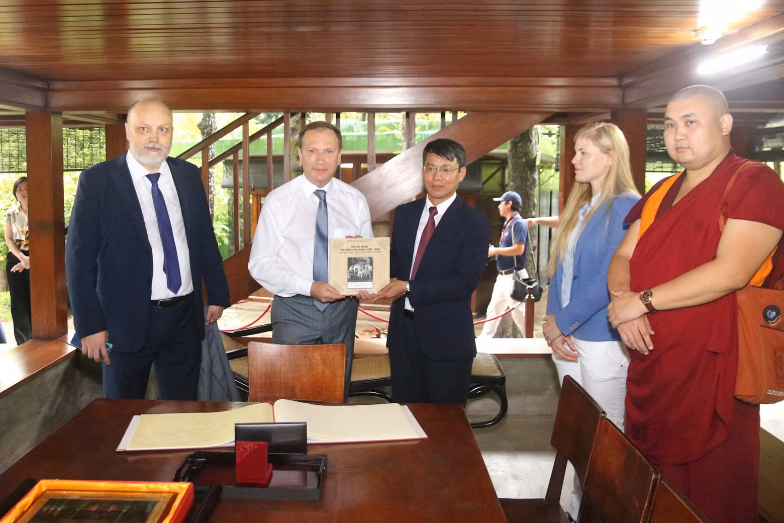 Representante de la junta directiva de la zona de reliquia dedicada al Presidente Ho Chi Minh entregó recuerdos a la delegación rusa. (Foto: daidoanket.vn)