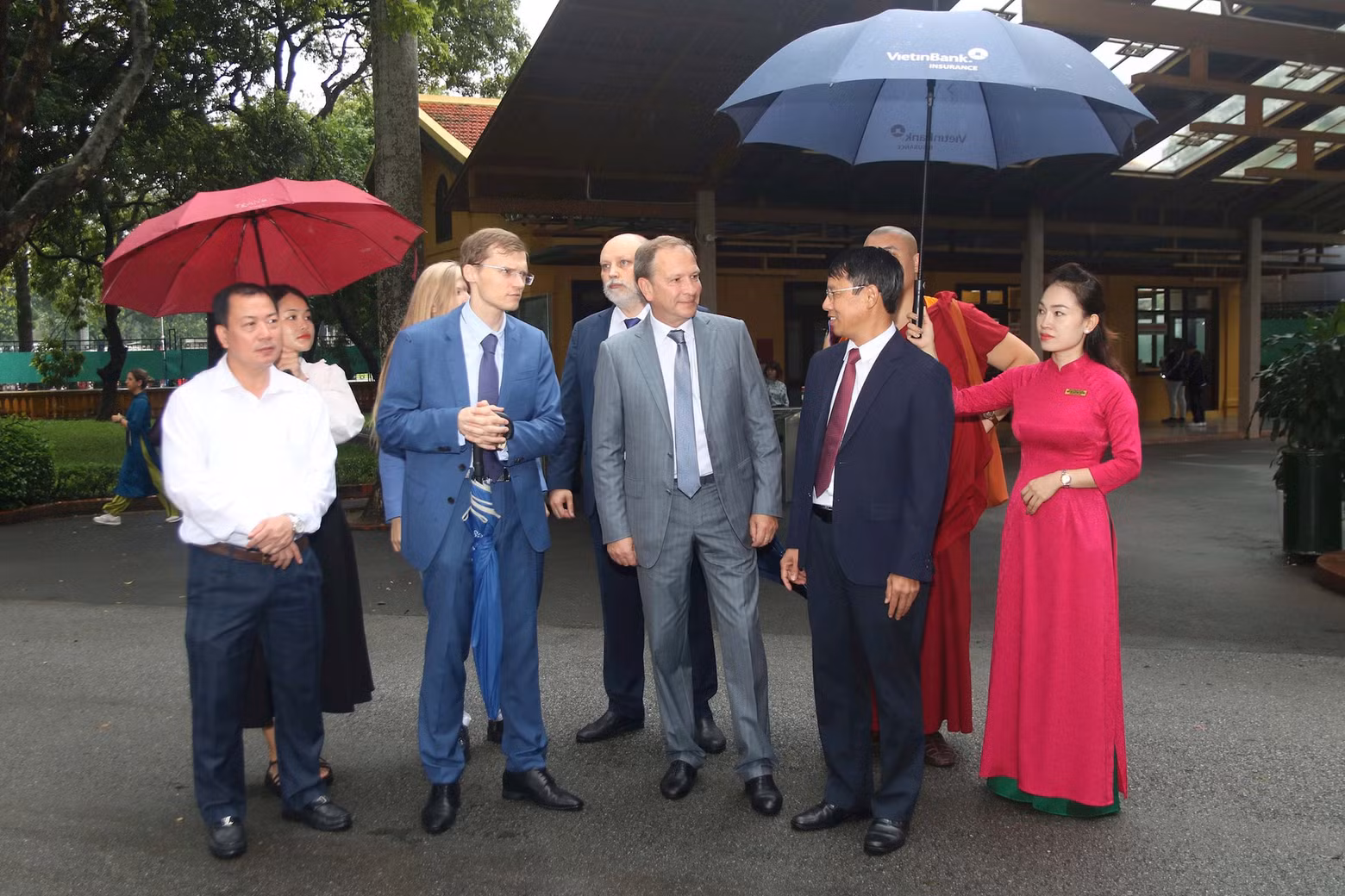 La delegación de la Cámara Social de Rusia visita la zona de reliquia dedicada al Presidente Ho Chi Minh en el Palacio Presidencial. (Foto: daidoanket.vn)