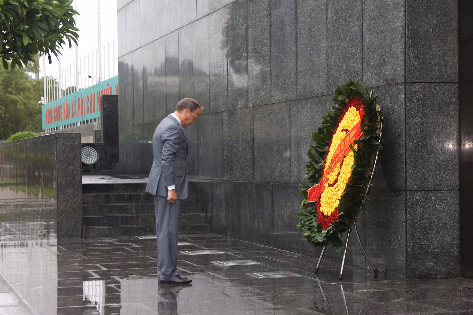 El vicepresidente de la Cámara Social de Rusia, Alexander Shkolnik, rinde tributo al Presidente Ho Chi Minh. (Foto: daidoanket.vn)