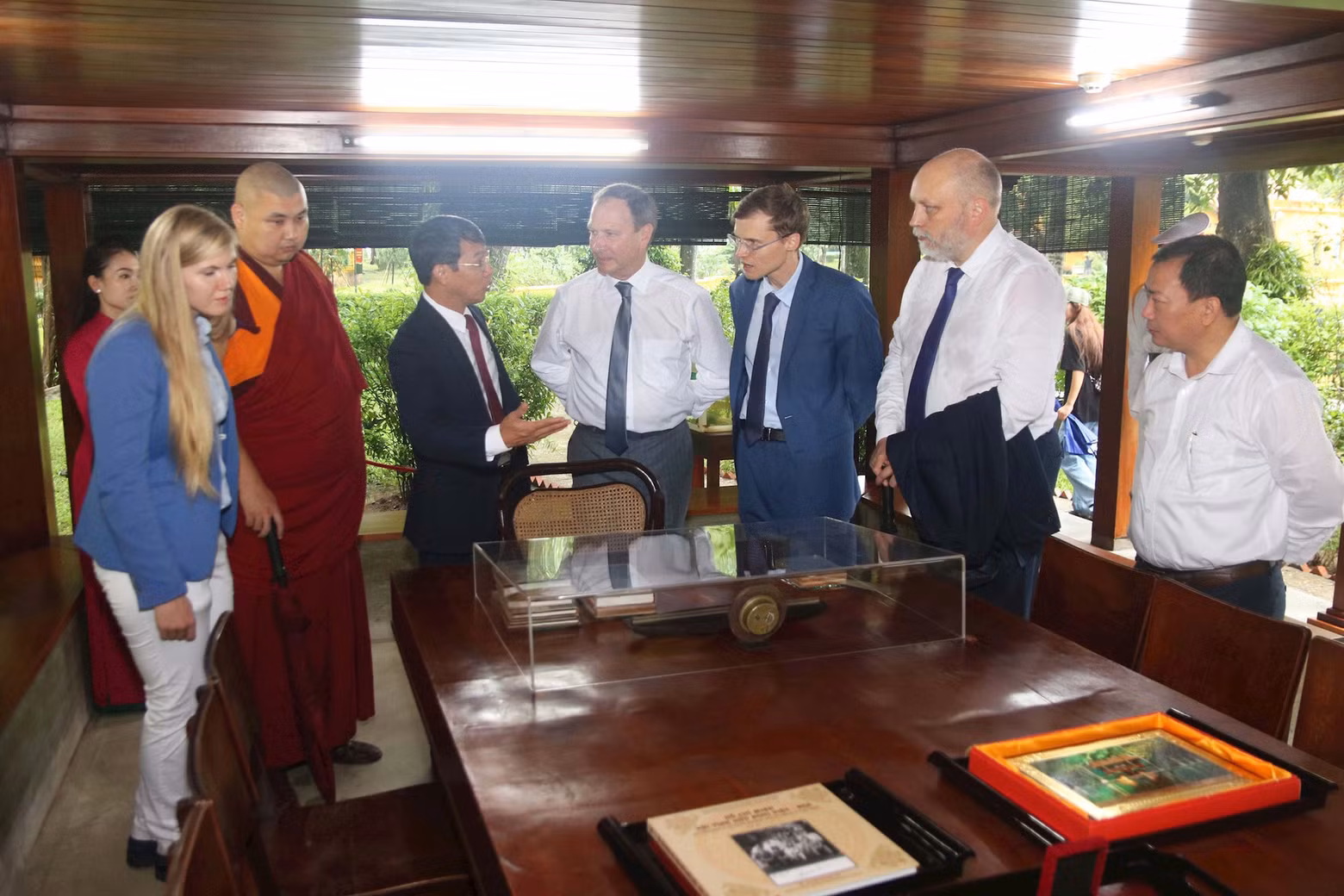La delegación de la Cámara Social de Rusia escucha una introducción sobre los objetos expuestos en la zona de reliquia dedicada al Presidente Ho Chi Minh en el Palacio Presidencial. (Foto: daidoanket.vn)