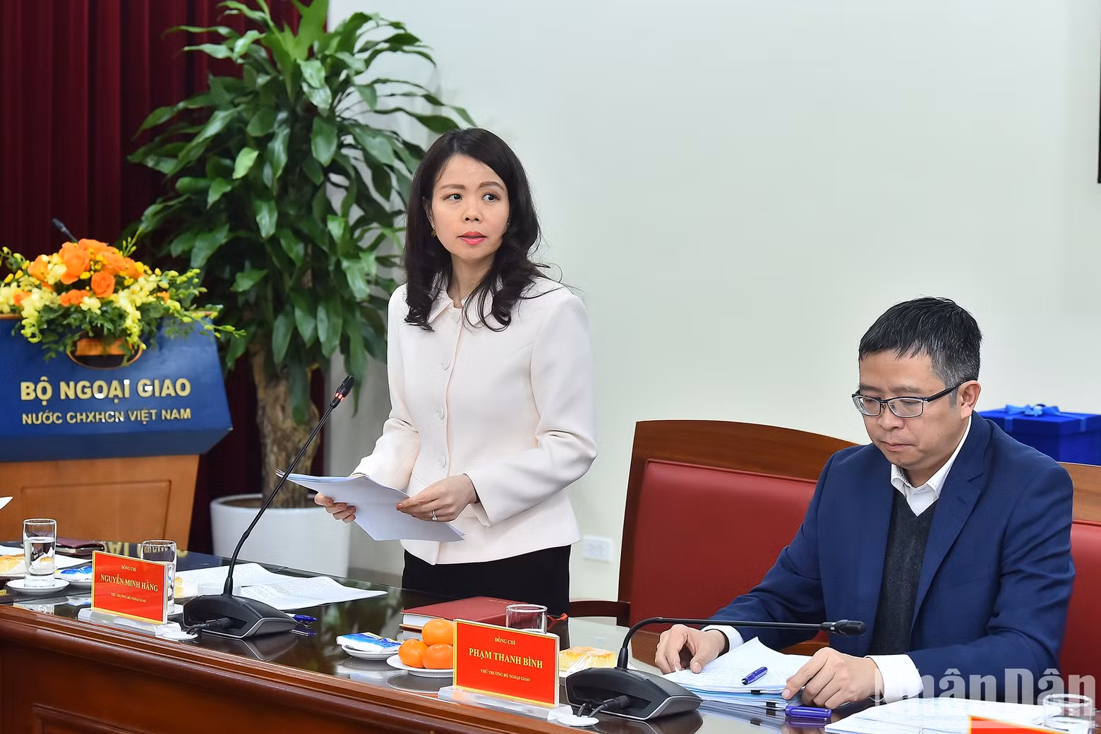 La viceministra de Asuntos Exteriores, Nguyen Minh Hang, presenta el informe en la reunión.